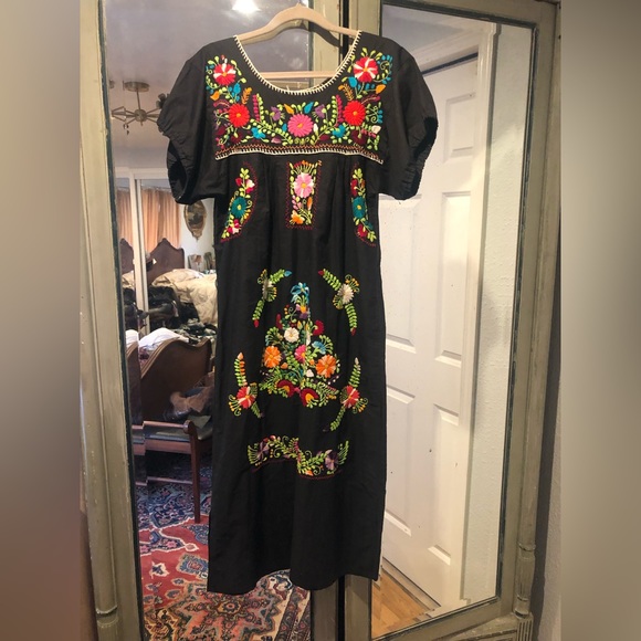 Dresses & Skirts - Vintage black embroidered Mexican dress